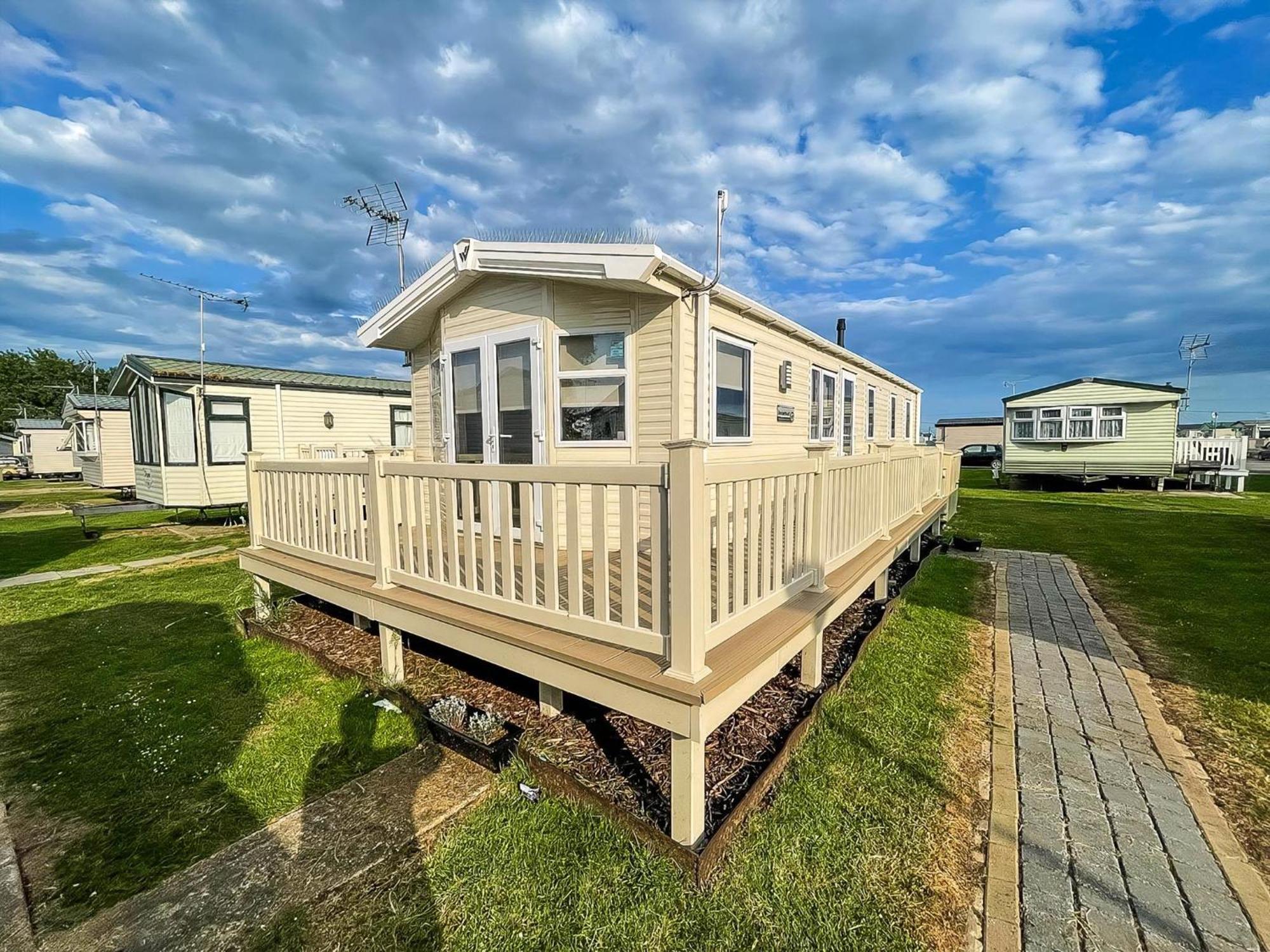Caravan With Decking And Free Wifi At Seawick Holiday Park Ref 27214Sw Clacton-on-Sea Luaran gambar